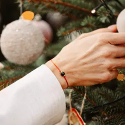 Turmalin - czerwona bransoletka na sznurku na ochronę - Wewnętrzna Ochrona