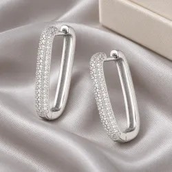 Kolczyki na eleganckim tle