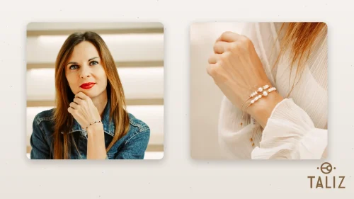 Pozłacana bransoletka z jasnozielonym jadeitem na nadgarstku przy dżinsowej kurtce oraz bransoletka z jadeitem i perłami